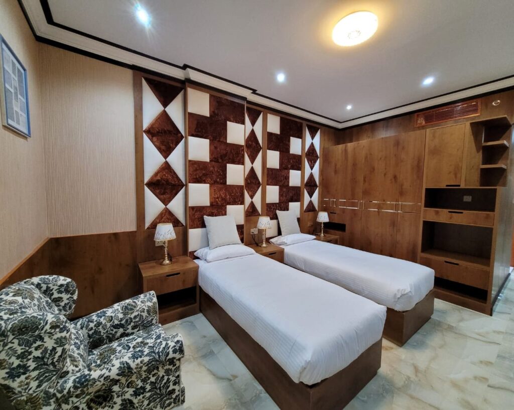 Twin room with wardrobe