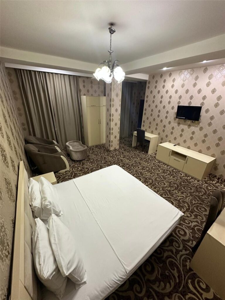 Double room with a chandelier