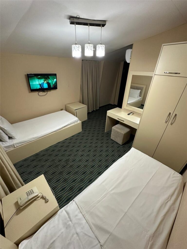 Twin room with wardrobe and TV