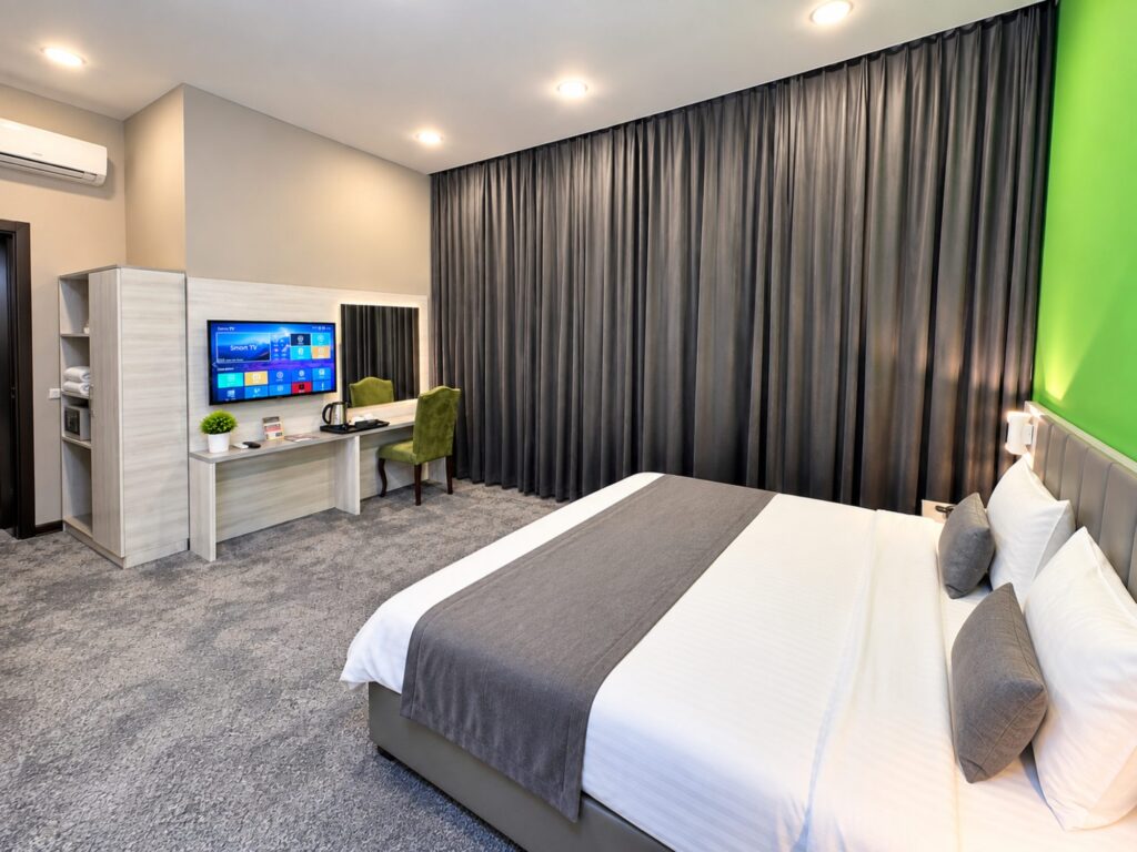 Junior suite, bed and desk
