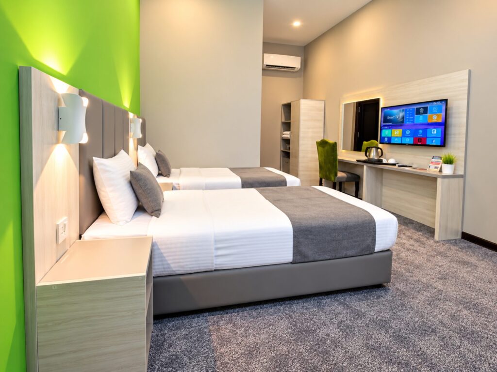 Junior suite with twin beds, desk side