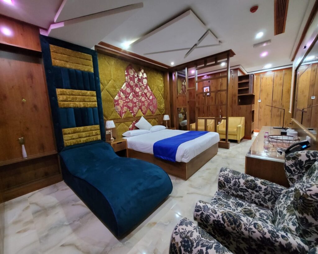 Junior suite with lounge chair and armchairs