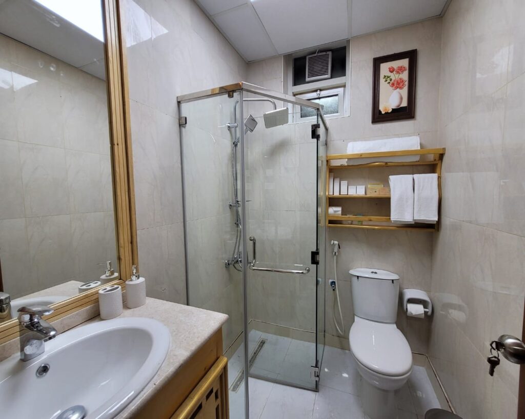 Junior suite bathroom