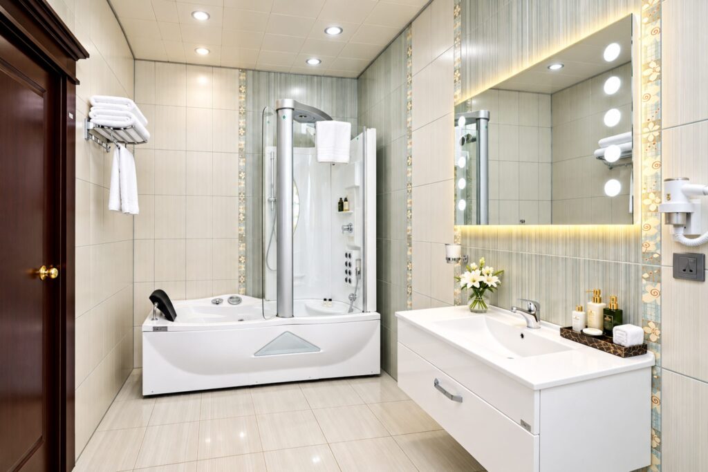 Junior suite, bathroom with hot tub