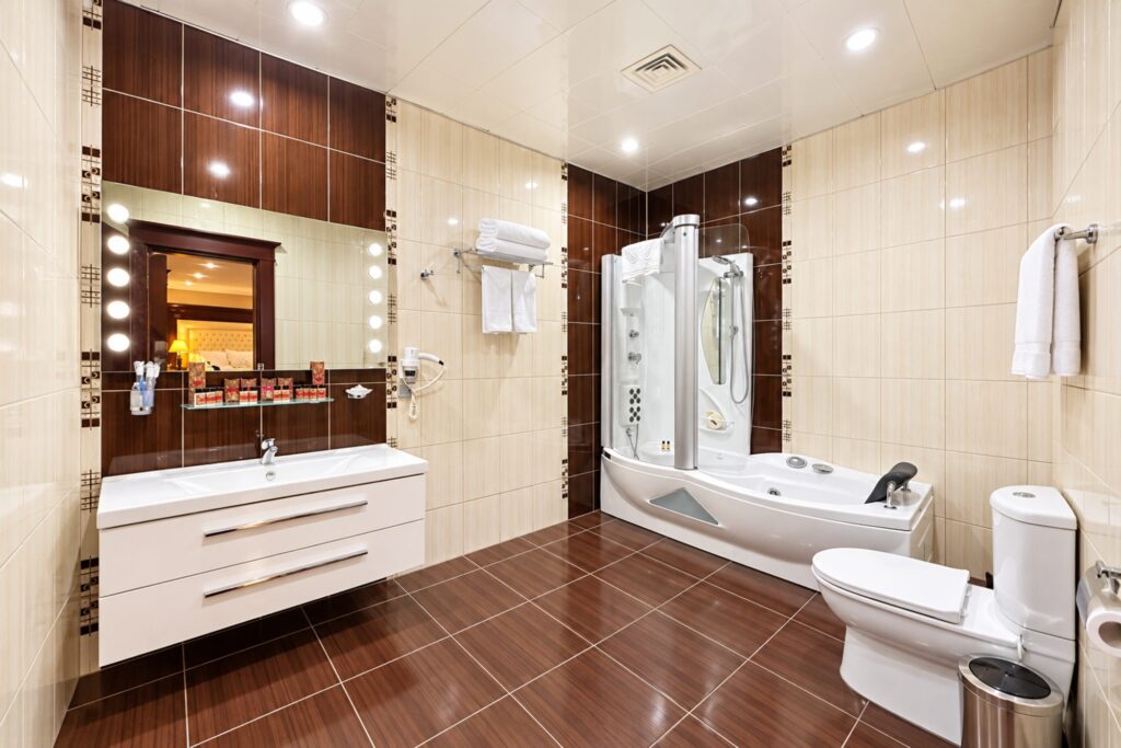 Royal suite, bathroom with hot tub