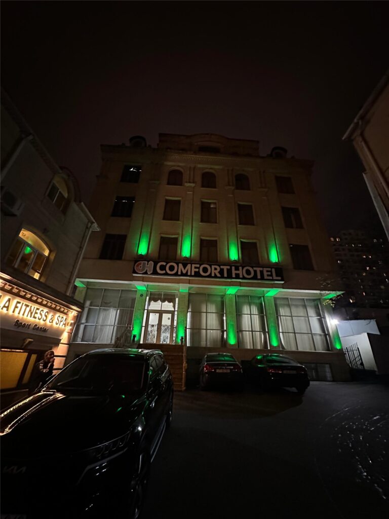 Comfort Hotel Baku at night