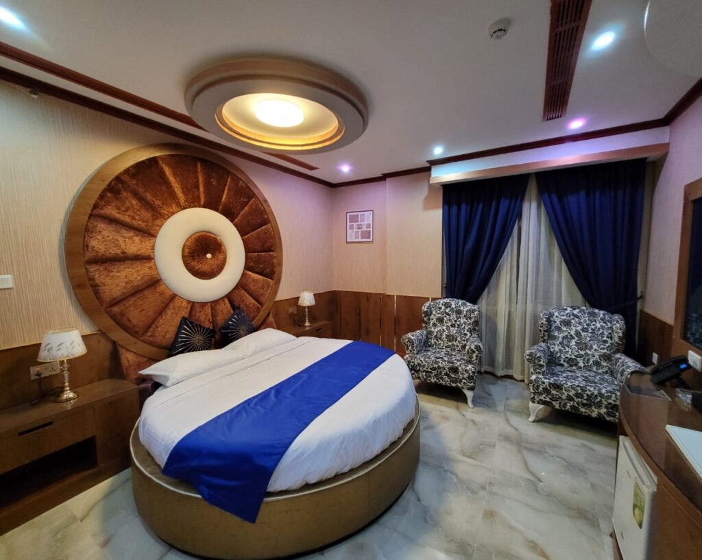 Suite with a round bed at Camphor Hotel