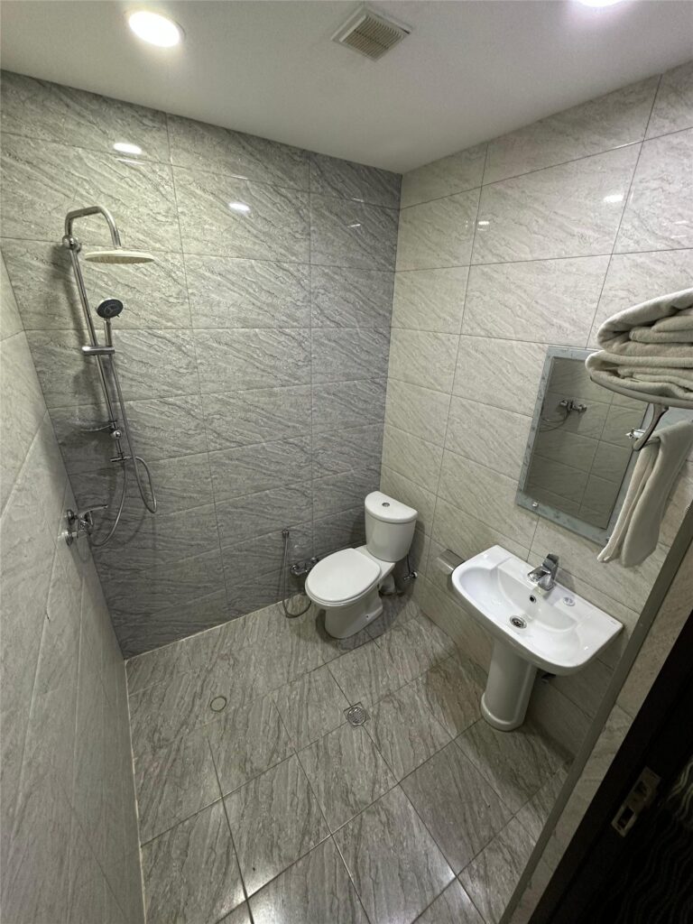 Triple room bathroom