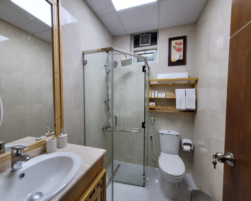 Triple room bathroom