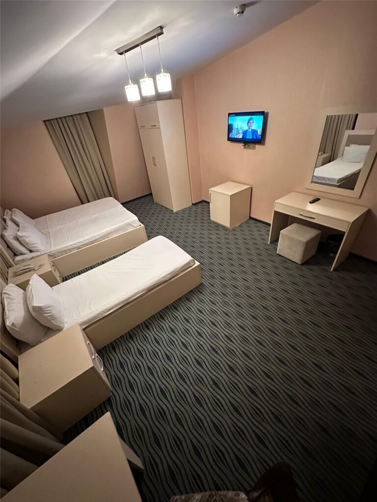 Triple room with TV and dressing table